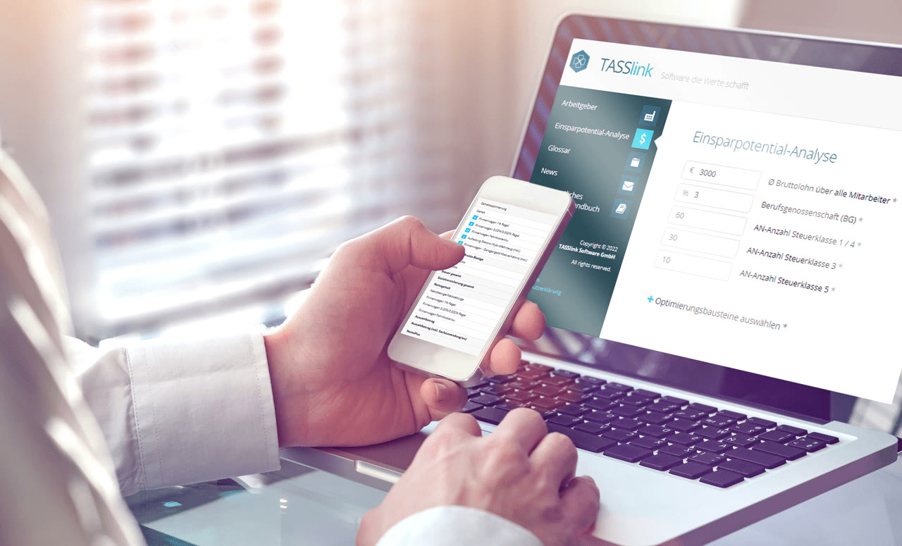 TASSlink auf Laptop und Smartphone: Eingabemaske der Einsparpotential-Analyse mit Ø Bruttolohn, Berufsgenossenschaft und Anzahl der Mitarbeiter je Steuerklasse, darunter die Auswahl der Optimierungsbausteine.